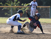 決勝で果敢に進塁を狙う野田ドンキーズ(市原市養老川臨海第一球場で)