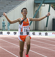 鎌ヶ谷五中の石井選手がトップでゴール