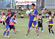 笑顔で小学生を指導する大島選手