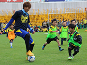 子どもたちとサッカーを楽しむ大津祐樹選手