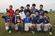 優勝カップを手に大喜びの六実SC(A)の選手たち